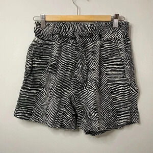 💚 Joe Fresh - Black and white print shorts size XS